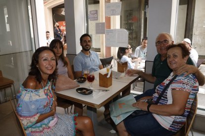 María Teresa, José Miguel, Cristina, María y Sergio, en La Plazuela.