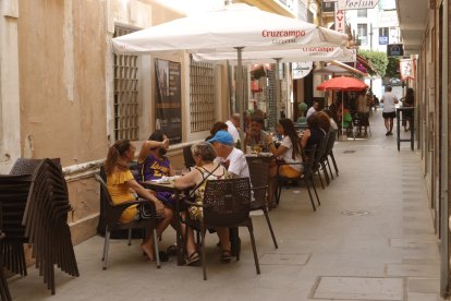 Las calles de Almería, llenas de gente y responsabilidad.
