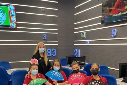 Equipo del Bingo Reyes Católicos: Patricia, Isa, Mati, Vita y Laura.