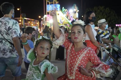 Dos almerienses ‘muy flamencas’ subieron al Ferial con sus familias para disfrutar de una noche de ‘cacharricos’ y mucha diversión