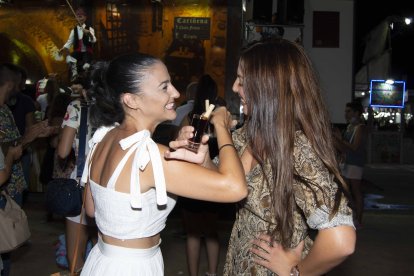 Sandra y Mar, compañeras en una tienda en el paseo