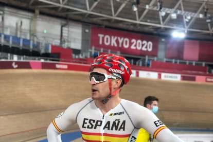 Subido a la bicicleta a la espera de su seleccionador.