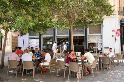 Ambiente en las calles de Almería en este miércoles de mediodía.
