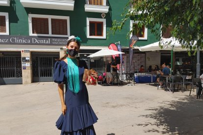 Lidia se encargó de repartir claveles a los que paseaban por la zona