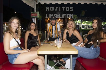 Esther, Jennifer, Meri y Alba quedaron para tomarse un mojito en la feria