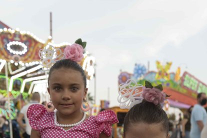 Las hermanas Triana (4) y Rocío (8), vestidas a conjunto con traje rosa con lunares blancos