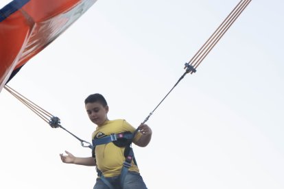 Hugo Felices, de 9 años, saltando en las colchonetas