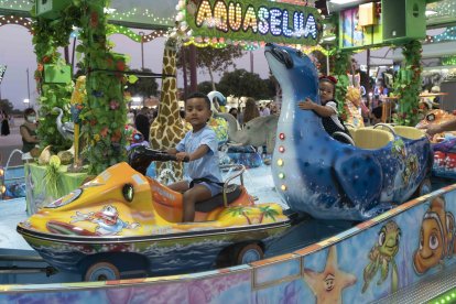 Joel (3) y su hermana Salomé (3) aprovecharon el Día del Niño para subir a montarse en las atracciones con sus padres