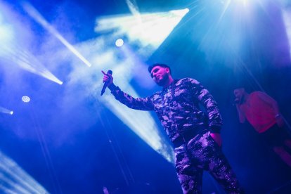 Omar Montes sobre el escenario.