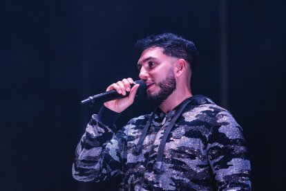 Omar Montes sobre el escenario del Recinto Ferial.