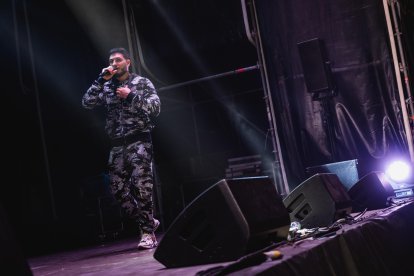 Con su característica indumentaria.