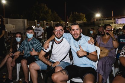 Amistad en el recinto ferial.