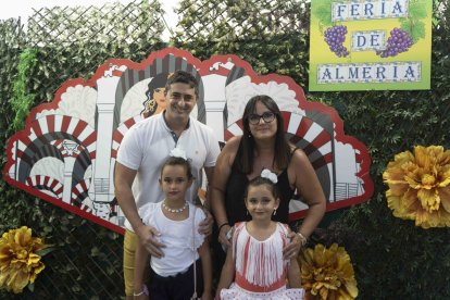 Susana Fernández, José Miguel de Las Heras, Adriana (6) y Alejandra (4)