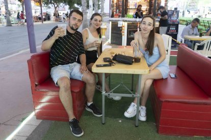 Cristina, Esther y Hugh