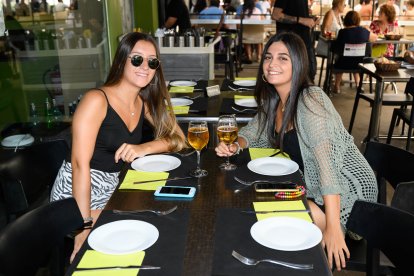 Sofía Ferrer y Marina Navarro, esperando al resto del grupo en la terraza de Capitol.