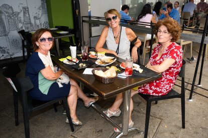 Pilar, Conchi y Felisa, tres amigas en Capitol.