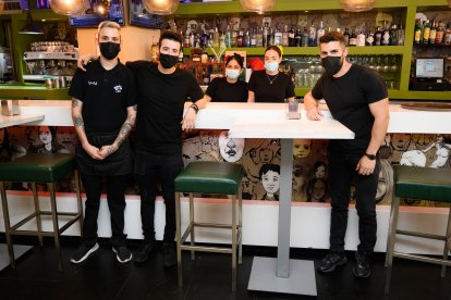 Alejandro, Nico, Jassmin, Isa y Fabri, el motor de Capitol.