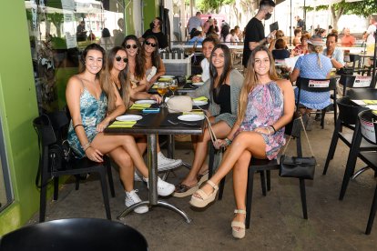 Sofía Ferrer y Marina Navarro con Marta Rivas, Rocío Castaño, María Barón, María del Mar Fernández y Marina Cuadrado.