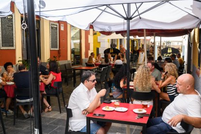 Ambiente en la terraza de Entrefinos.