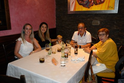 Irene, Carmen, Lucas, Miguel y Juani, en uno de los salones de Entrefinos.