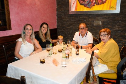 Irene, Carmen, Lucas, Miguel y Juani, en uno de los salones de Entrefinos.