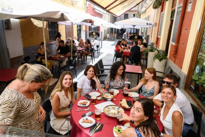 La terraza de Entrefinos, funcionando a pleno rendimiento.
