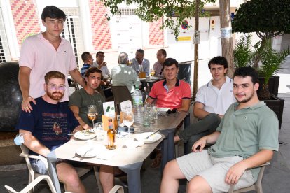 Jesús, Curro, Antonio, Juan, Carlos y Andrés, en La Plazuela.