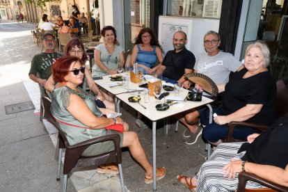 Carmina, Encarni, Mari Carmen, Jaime, Antonio, Sofía, Lola y José Ángel, en la terraza de La Plazuela.