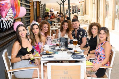 Cristina, María, Cristina, Mariola, Antonio, Sole y Elena en Real 31.