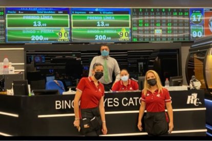 Aquí es donde cantan los números en el Bingo Reyes Católicos: son Salvador en la mesa de control, con, Mati, Noe y Mª del Mar. Repartiendo suerte todos los días.