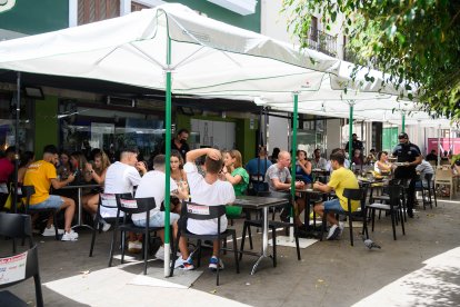 Capitol, en la Plaza de los Burros, con su ambiente habitual de esta semana.