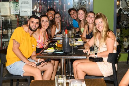 Donato García, Teresa Vargas, Elena García, Mario Vargas, Daniel Armenteros, lola Fernández, María Caracuel y Esther López en Capitol.