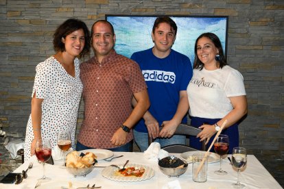 Isa, Jesús, Guillermo y María del Mar, en uno de los salones de Entrefinos.