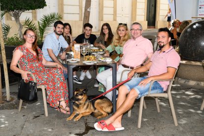 Eugenio Fernández, Manuel Nieto, Ionela Tompa, Eugenia Fernández, Loli Fernández, María Laura Fernández, Jorge García y María Dolores Ferrer.