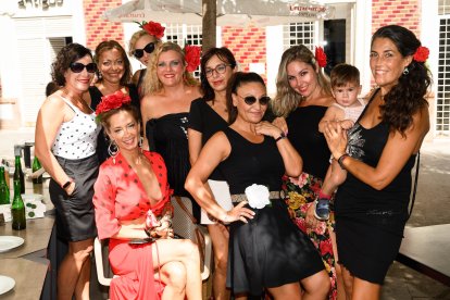 Judith, Nieves, Isa, Marisa, Ana, María, Loli, Fina y María del Mar y Maro, en La Plazuela.