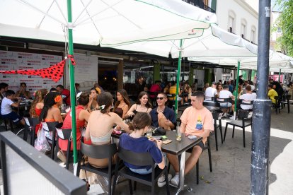 Ambiente de viernes de mediodía en la plaza de los Burros.