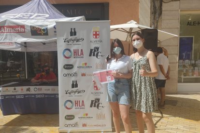 Julia y Danae se llevaron una de las cenas para Entrefinos