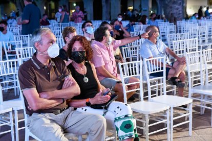 Sentados para ver a la OCAL.