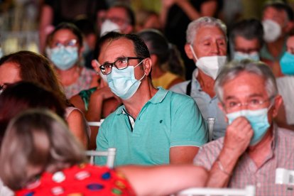 Con mascarilla para disfrutar del concierto.