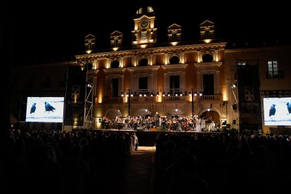 El Ayuntamiento como telón de fondo.