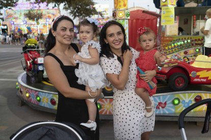 María y Paqui llevaron a sus hijas, Blanca (16 meses) y Carmen (22 meses) por primera vez a la feria