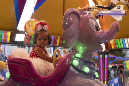 Laura, de 2 años, se subió en un montón de ‘cacharricos’ y disfrutó de una feria muy diferente