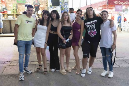 El grupo de ‘Las Girls’, al completo en uno de los puestos de vino dulce