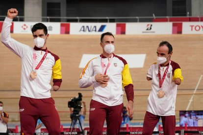 Un equipo de oro con Pablo Jaramillo en el centro de la imagen.