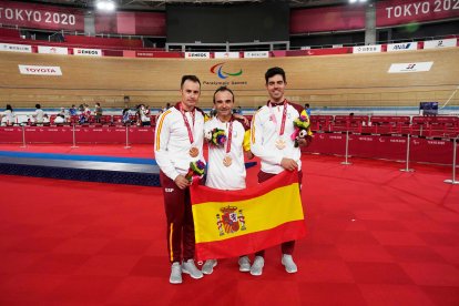 Posando con la bandera de España.