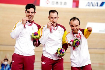 Un equipo de oro con Pablo Jaramillo en el centro de la imagen.