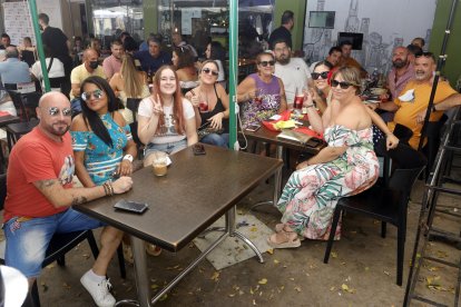 Luis Corpas, con familia y amigos en Capitol.