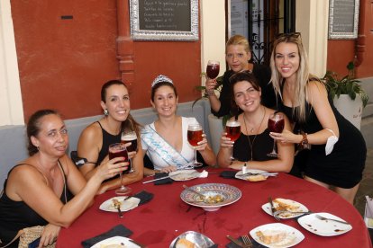 Azucena, Ángeles, María del Amor, Noelia y Noemí celebrando la despedida de soltera de Jessica.