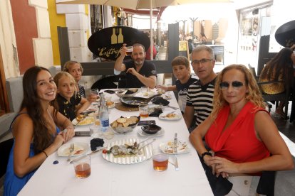 María Ángeles Felices, José María Suanes, Celia, Mery, Hortensia, Juanfra y Hugo, en Entrefinos.