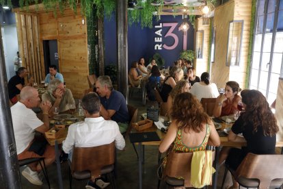 El salón de Real 31, lleno de almerienses disfrutando.